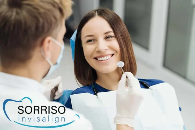 Imagem da consulta ao dentista para colocar o Invisalign