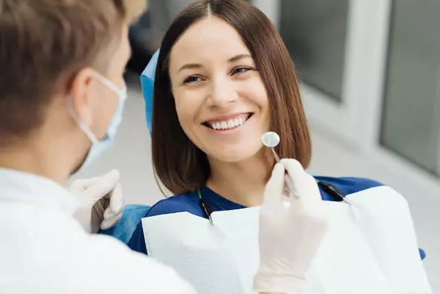 Cuidados com o pré e pós-operatório de um implante dentário.